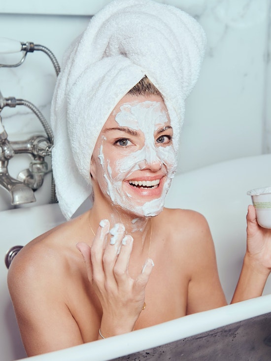 FaceGym Founder Inge Theron with face mask in the bathtub | Spotlyte